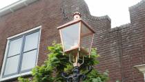 Fraaie koperen armaturen op lantaarnpalen in Oosthuizen