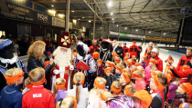 Sint Nicolaas bracht bezoek aan ijsbaan “De Westfries”