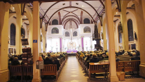 Goed gevulde Vincentiuskerk tijdens Allerzielenviering