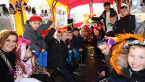 Feestvierende kinderen verrast met rit in Pietenbus