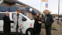 Rabobank-medewerkers sponsoren 500 euro aan 60 Plus-bus