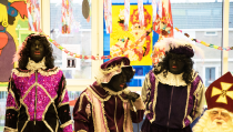 Zwarte Pieten tonen hun klimkunsten in de Petrusschool
