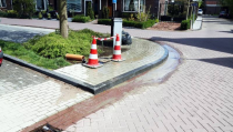 Water stroomt uit put in Sint Gerardusstraat