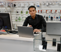 Adil opent telefoonwinkel PhoneDam aan WJ Tuinstraat
