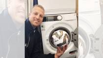 Held van het halftijdspel: Kees ‘Moos’ scoort wasmachine