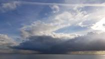 Regenwolk boven het Markermeer