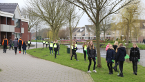 FC Volendam met Petrusschool de wijk in
