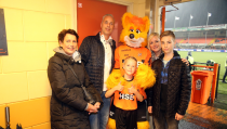 Dion Deen de mascotte van FC Volendam