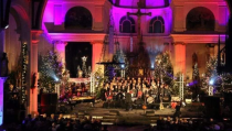 Het Nieuwe Koor zingt kerstliedjes in het Havenhof