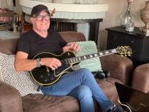Jan Akkerman geëerd met signature Gibson gitaar