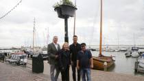 Negen bloembakken aan lantaarnpalen op Zuiderhaven