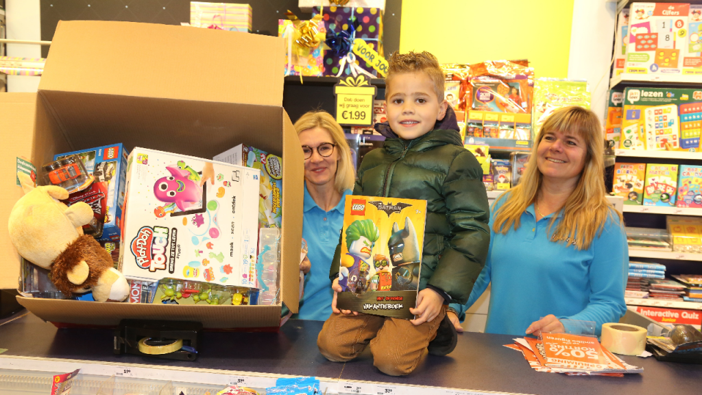 Consequent Vaak gesproken voor Winnaar Kinder Kerst Pakket-actie bij Intertoys De Stient |  Nieuw-volendam.nl
