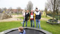 KM Schilders sponsort nieuwe trampoline aan de speeltuin
