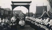 Ingezonden: historische foto van Volendamse begrafenis