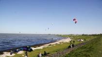Volop kitesurfen op het Markermeer