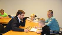 Schaakmeester Jop Delemarre geeft schaakles
