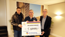 Cheque van 5.000 euro van VAB Afbouwgroep voor CarMar