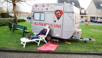 Abrahampop en versierde caravan voor 50-jarige